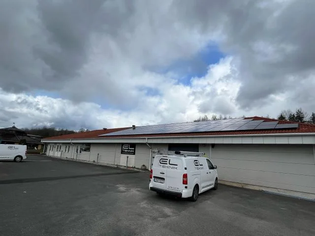 Solcellsanläggning på 40 kW med 99 paneler på Westbo Eltekniks egen fastighet